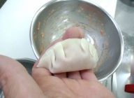 餃子を包みます。万能かつお調味料の作り方→ http://www.chefgohan.com/card/detail/1144