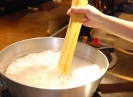 ■パスタ①
　水１Ｌに対して塩１０ｇを入れ、カッペリーニを５～６分お好みの硬さに茹でます
