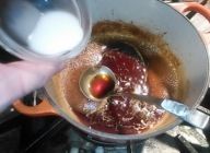 照り焼きソースを作る。料理酒とみりんを沸かしアルコールが軽くとんだら濃口醤油と砂糖を加えて水溶き片栗粉で濃度を付けて冷ましておく。