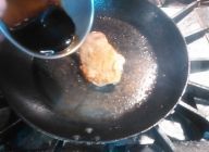 鶏もも肉に塩胡椒を軽くする。照り焼きソースを絡めるので塩胡椒は最少量で良いです。注意点は皮面を中弱火でカリッと焼き上げて、反対の面を焼いた時にソースを加えます。