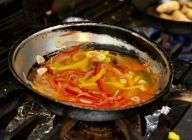 鍋にオリーブオイルを入れ、にんにく・赤とうがらしを入れ、弱火で熱し、香りが出たらたまねぎ・にんじん・セロリ・パプリカの順に入れ、色づかないように炒める。