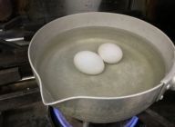 湯にお酢、塩を多めに入れて、沸騰を少し抑えてから卵をそっとスプーンで入れる。殻が割れづらくなる。