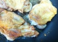 下味した鶏肉をフライパンで焼いていきます。鶏肉をやわらかく焼くには、小麦粉をまぶしますが皮の方は小麦粉をつけずに焼くことで、皮目はパリパリさせます。