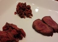 鹿フィレ肉を薄くスライス、細切り、ミンチ状の３種にカットする。