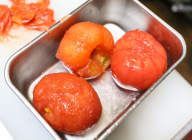 生トマト利用の場合、熱湯にさっとくぐらせて、皮をむいて乱切りにする。ホールトマト缶使用の場合は、つぶしておく。