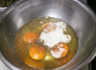 卵に塩・コショウ・水溶きベーキングパウダーを入れ、ホイッパーでまぜる。くるみのペーストも入れ、混ぜ合わせる。
