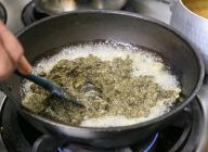 フライパンに多めのサラダ油を入れて強火で熱したところに、生地を流し込む。かき混ぜて油を馴染ませたあと、平たく丸く成型する。弱火におとし、蓋をしてじっくり焼く。