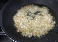 納豆カレーを作る。まずは下準備をする。オイルを温めて納豆を入れる。粘りを出さないため。