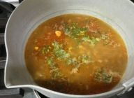 スープの材料を作る。すべて鍋に合わせる。まだ温めない。納豆カレーを半分加える。