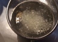 玉ねぎをみじん切りにし塩を加えて揉み流水にさらす。（玉ねぎの辛みがなくなるまで）さらせたら水気を切る。