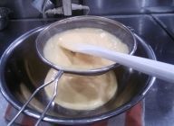 【カスタードクリーム】Aをボールに入れよく擦り混ぜ牛乳を入れる。ボールで混ぜ鍋に戻し、煮立たせたA'を入れよく混ぜこしておく。出来たら冷やしておく