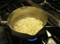 【フィリング】鍋にBを全て入れ、りんごが半透明になるまで軽くソテー、火を消してシナモンパウダーを入れる。出来たら冷やしておく