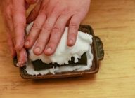 耐熱皿の底に塩釜用の塩を敷き、その上に昆布で包んだ具材をのせる。さらに上から塩をのせてしっかり包み込む。