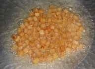 フライパンで少量の油でじゃが芋を炒め揚げする。
\n海老を鍋で炒めてエリンギ茸、いんげん豆を入れてさらに炒める。
\n塩、酒、胡椒で下味をつけてボウルに取り出す