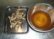 2の干し椎茸の水気を軽く絞り、軸を切り落とし細切りにする。
戻し汁は茶こしなどでこしておく。