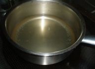 ≪ソースを作る≫
水を鍋で煮立たせ、丸鶏ガラスープを入れる