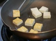 フライパンにラードと少量のサラダ油を温め、島豆腐に焼き色をつけるように炒める。