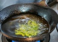 ゴーヤを140℃～160℃の中温の油で、色よくサッと揚げる。