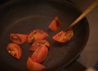 別のフライパンで、フルーツトマトを両面に軽く焦げ目の焼き色が付くまで焼く。