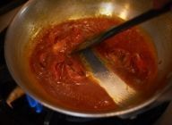 ソースの中に焼いたトマトを加えてコクをアップ。塩、白こしょうで味を調えながら、ヘラで線がかけるくらいしっかり煮詰めたソースを完成させる。