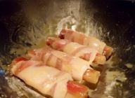 [1]のルバーブの水気をきって、豚バラスライスで巻く。ボウルに入れ塩・コショウを加え、和える。更に溶き卵を加え、片栗粉を加え混ぜる。