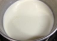 鍋に牛乳、生クリーム、練りゴマ　砂糖を入れて沸かし、６０°c位まで温めます