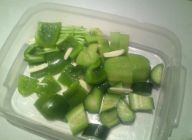 切った野菜、玉ねぎをバットなどに入れる。塩少々、オリーブオイルを加え、全体になじませマリネする。
