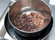 ボウルに刻んだチョコレートとバターを入れ、湯せんにかけて溶かす。溶けたら湯せんからはずす。