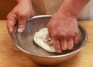 次に、白玉粉にぬるま湯を3回に分けて入れ、都度ツブを潰すように手で混ぜ合わせる。硬さの目安は耳たぶくらい。まとまったらStep1の上新粉とよく混ぜ合わせる。
