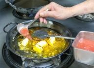 玉ねぎがしんなりしたら、パプリカ、サフラン、塩、トマトを加えて炒める。