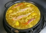 海老と魚を鍋に戻し入れる。ブイヨンが沸いたら、パスタの袋に記載された茹で時間に準じてタイマーをセットする。※今回は12分でセット。