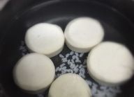 重曹で煮て冷ました京芋を、米のとぎ汁(無ければ分量外のお米少量)と酢で、柔らかくなるまで20分程度煮る。