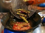 調味料を加え、油をきっておいた茄子を入れて軽く煮る。
