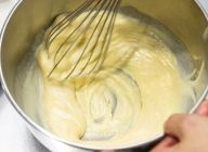 生クリームが軽く沸騰したらバターを加えひと混ぜする。これを溶かしたチョコレートに加えて混ぜ合わせる。※ホイッパーをボウルの底に強く押し当てながらやさしく混ぜる。