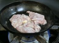 フライパンにオリーブオイルを少量（10cc）ひき、強火で煙が出るくらい熱したら中火にし、小麦粉をまぶした鶏肉の皮目から焼く。
