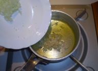ジンジャーオレンジソースを作る。鍋にオリーヴ油を入れ、生姜を加え弱火にかける。香りが出てきたらたまねぎも加える。