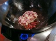 鍋に辛味の調味料を弱火で炒め、唐辛子が赤黒くなり香りが一番立ったとき「※煳辣(フーラー)」に鶏肉を加え、中火で炒める。