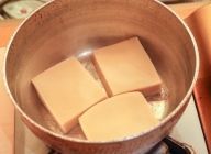高野豆腐が出汁が全部吸い込めば完成。
菜の花は、水分を絞り食べやすい大きさにカットし、出汁(分量外)に漬け込んでおく。
器に高野豆腐と菜の花を盛りつける