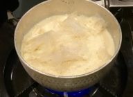 豆乳、砂糖、寒天を鍋に入れ弱火で砂糖と寒天を溶かす。