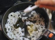 【蓮根】フライパンに油をひいて炒め、水と同割合の寿司酢・砂糖・寿司酢につけた昆布を入れ、味をつける。器にあけて、冷ましておく。