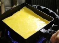 【卵】全卵に卵黄１個足し（黄色の鮮やかさをプラス）ときほぐして裏ごし、水溶き片栗粉をまぜる。フライパンで薄く両面を焼く。巻き簾の上で冷ましたら切りそろえる。