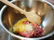 フライパンにオリーブオイルをひき、中火で玉ねぎとニンニクを少し色づく位しっかりと炒め、冷ます。ボウルに、その玉ねぎと生クリーム以外の肉のタネの材料を入れる。
