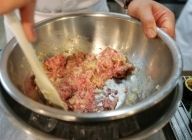 まずゴムベラで全体を混ぜる。混ぜるとどうしても温度が上がるので、ボウルの底を氷で冷やしながら混ぜると肉が痛みにくくなる。