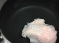 鶏皮を入れて沸かし続けて、鶏皮が柔らかくなるまで20分程度煮る。