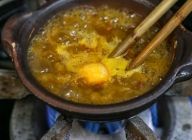 グツグツと沸いてきたら卵を入れて完成。※お好みで卵は溶きほぐしてから入れてもよい。