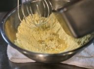 ボウルにひよこ豆の粉と塩を入れる。水は一気に入れず、少しずつ生地の加減をみながら流し入れ、ホイッパーでよく混ぜる。