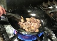 フライパンにオリーブオイルとタイムを入れ、火にかける。
香りが出たら、豚肩ロースを加え、火が通るまで両面を焼く