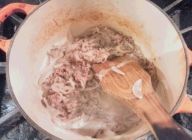 お鍋にバターを入れ、オニオンスライスに少し色が付く位にソテーし、合挽きミンチを加える。
塩胡椒をして更にソテーする
