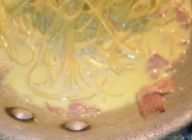 卵が混ざりきったらお皿に盛りつけて、
\n黒こしょう、パセリ、チーズをふって完成です。