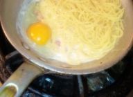 沸いたら火を止める。
\nゆであがったパスタと卵を入れて混ぜる。
\n（火を止めた状態で大丈夫です。パスタが熱いうちに混ぜて下さい）